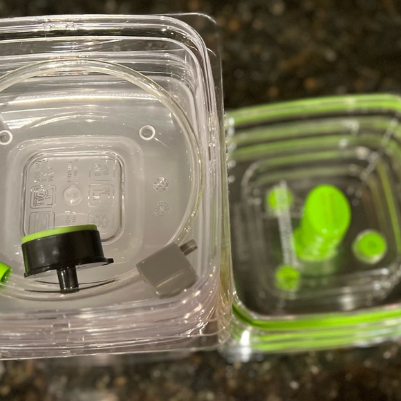 FoodSaver Vacuum sealer machine with foodsaver containers included, Bundle DEAL! - Picture 11 of 16